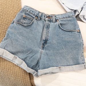 Like new LEVIS regular size 7 Jean shorts